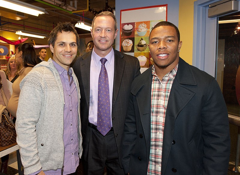 800px Ray Rice Brian Roberts Gov OMalley e1337880981941 Why Brian Roberts Should Retire